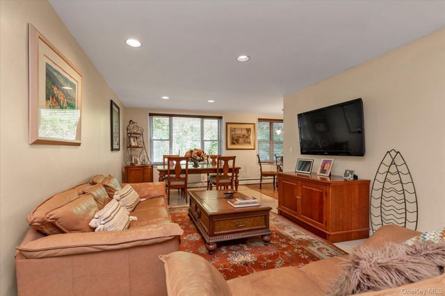 25 Canterbury Road 1F, Great Neck, NY 11021