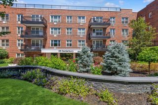 25 Canterbury Road 1F, Great Neck, NY 11021