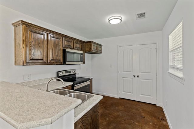 804 E 5th Street, Bonham, TX 75418