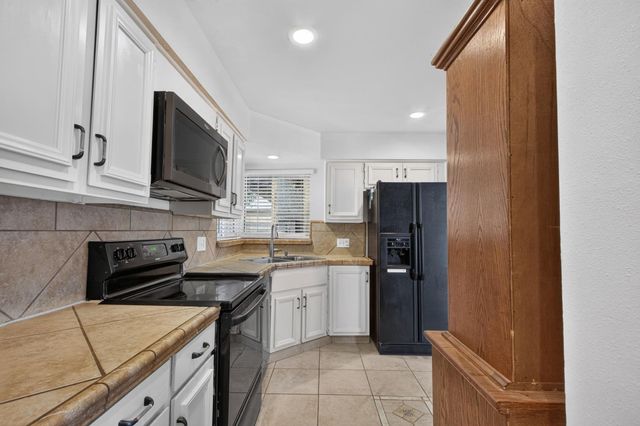 2432 E Richert Avenue, Fresno, CA 93726