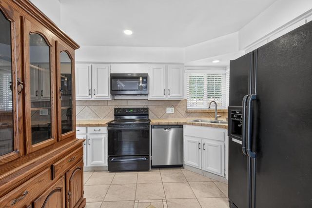 2432 E Richert Avenue, Fresno, CA 93726