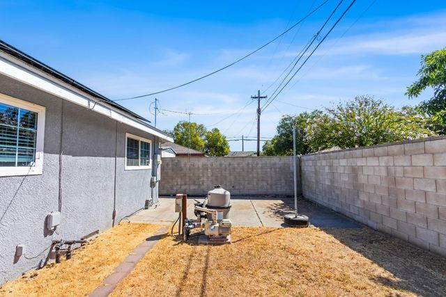 2432 E Richert Avenue, Fresno, CA 93726