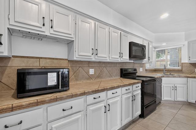2432 E Richert Avenue, Fresno, CA 93726