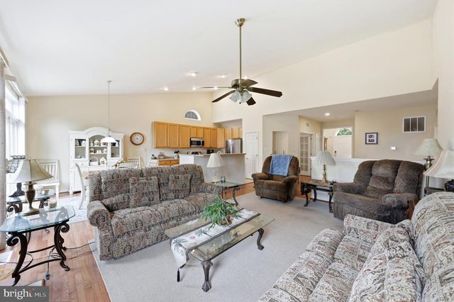 204 HEARTHSTONE DR, Berlin, NJ 08009