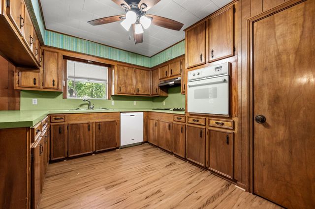 103 King Drive, Columbus, TX 78934