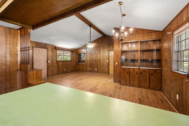 103 King Drive, Columbus, TX 78934