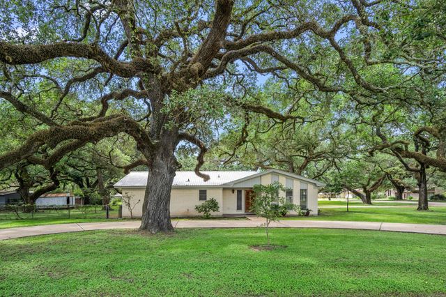 103 King Drive, Columbus, TX 78934
