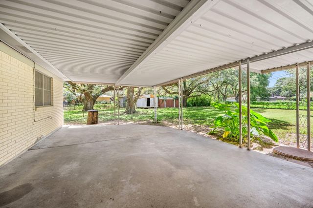 103 King Drive, Columbus, TX 78934