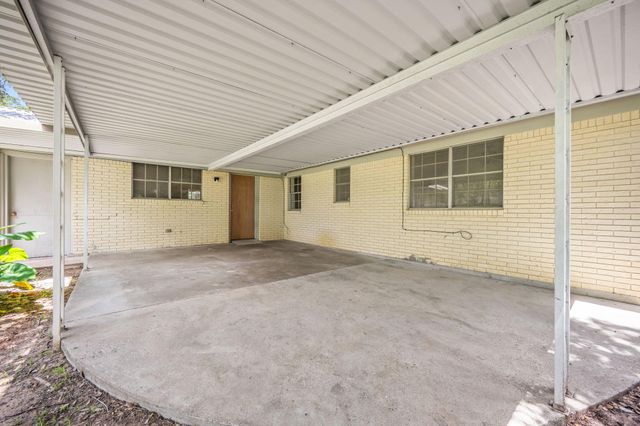 103 King Drive, Columbus, TX 78934