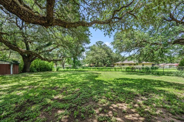 103 King Drive, Columbus, TX 78934