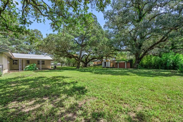 103 King Drive, Columbus, TX 78934