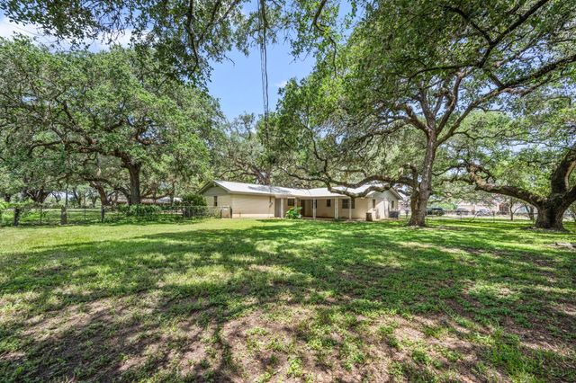 103 King Drive, Columbus, TX 78934