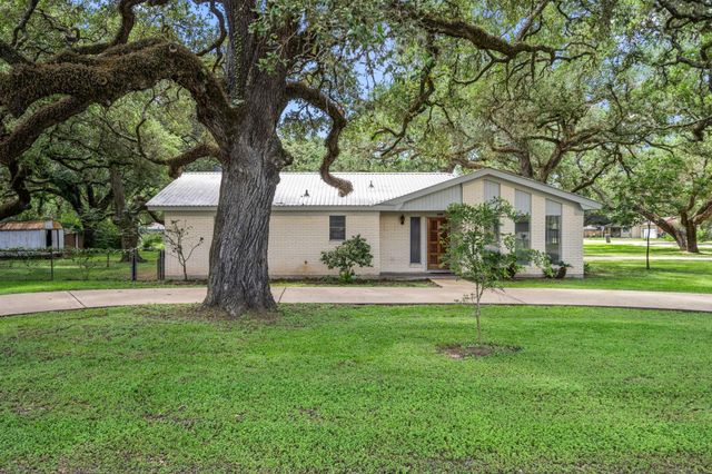 103 King Drive, Columbus, TX 78934