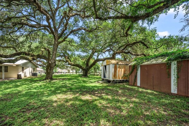 103 King Drive, Columbus, TX 78934
