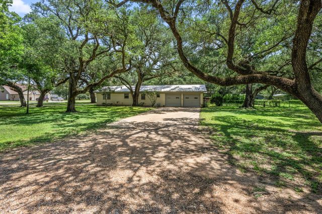 103 King Drive, Columbus, TX 78934