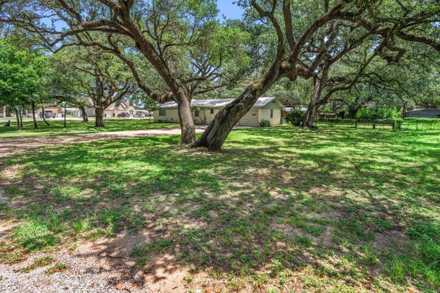 103 King Drive, Columbus, TX 78934
