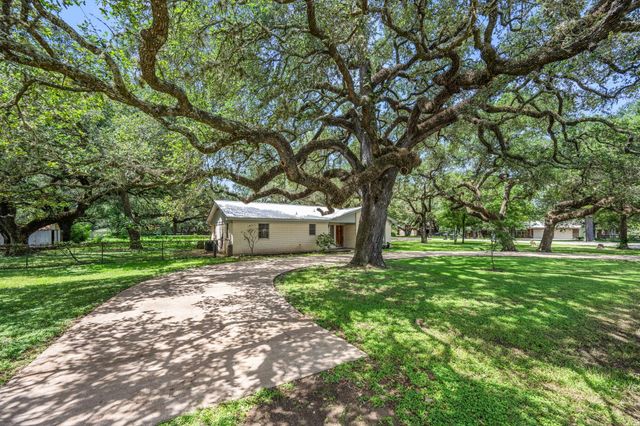 103 King Drive, Columbus, TX 78934