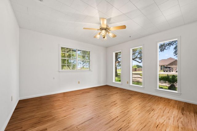103 King Drive, Columbus, TX 78934