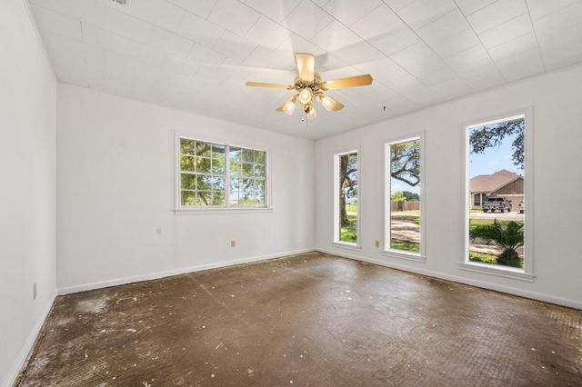 103 King Drive, Columbus, TX 78934