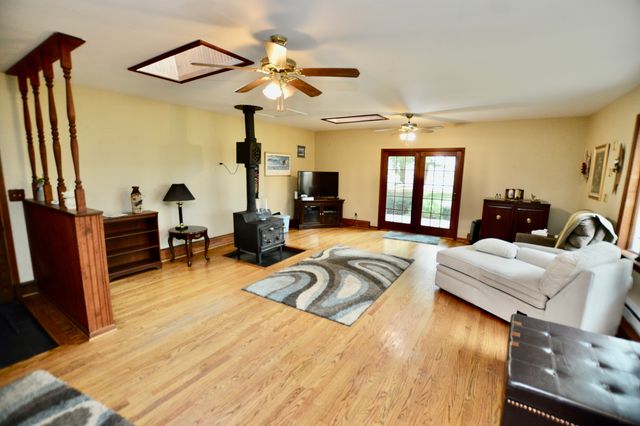 15758 County Line Road, Capron, IL 61012