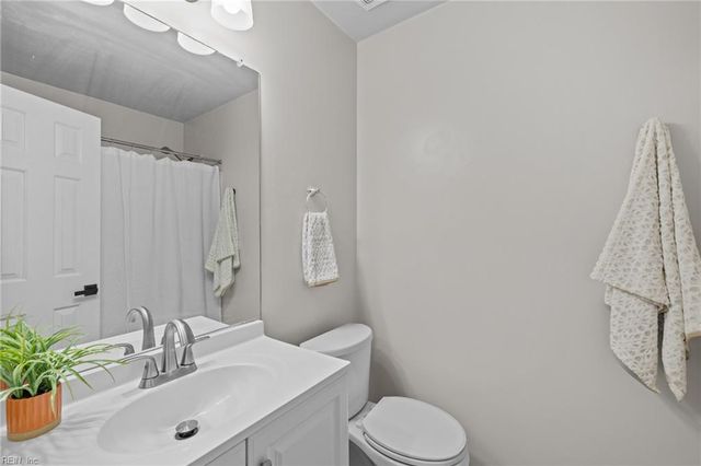 4622 Stonebridge LN, Virginia Beach, VA 23462