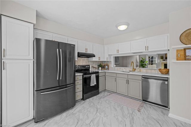 4622 Stonebridge LN, Virginia Beach, VA 23462