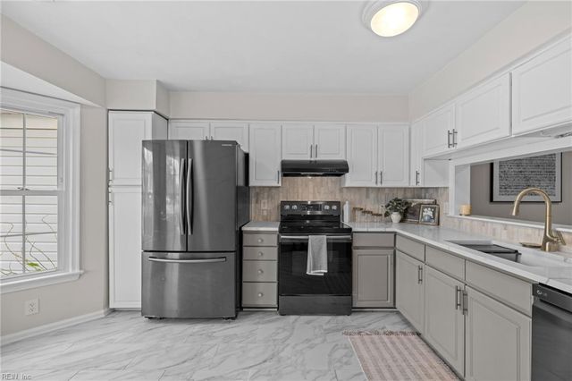 4622 Stonebridge LN, Virginia Beach, VA 23462