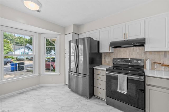 4622 Stonebridge LN, Virginia Beach, VA 23462