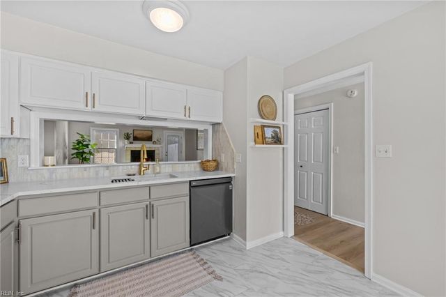 4622 Stonebridge LN, Virginia Beach, VA 23462