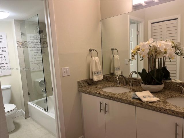 201 Lakeview Drive 204, Weston, FL 33326