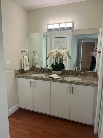 201 Lakeview Drive 204, Weston, FL 33326