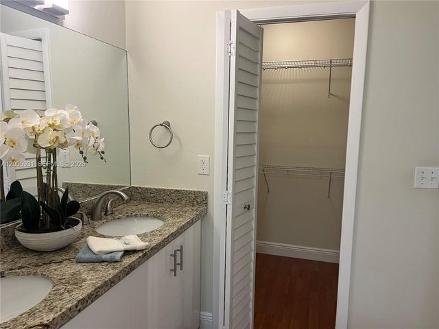 201 Lakeview Drive 204, Weston, FL 33326