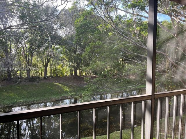 201 Lakeview Drive 204, Weston, FL 33326