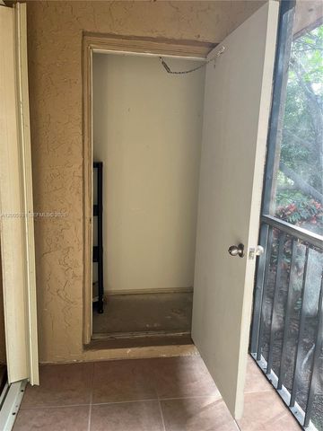 201 Lakeview Drive 204, Weston, FL 33326