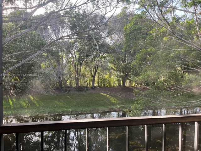 201 Lakeview Drive 204, Weston, FL 33326