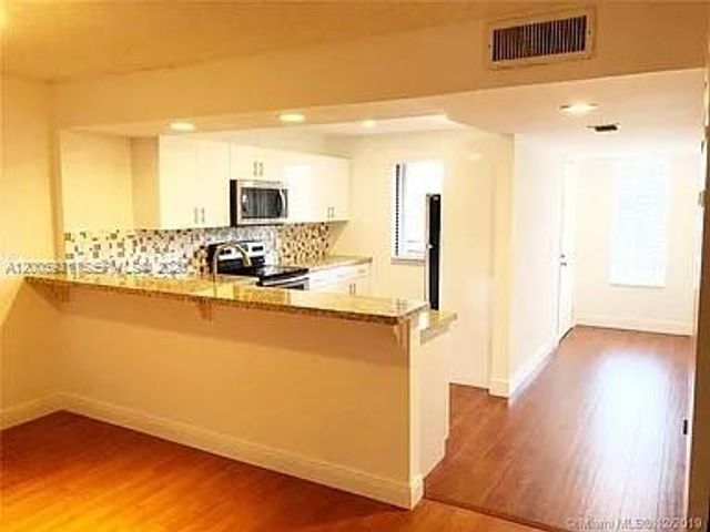 201 Lakeview Drive 204, Weston, FL 33326