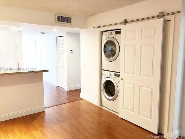 201 Lakeview Drive 204, Weston, FL 33326