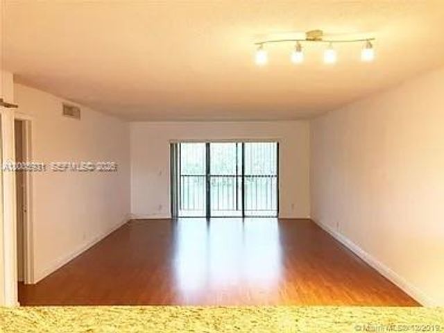 201 Lakeview Drive 204, Weston, FL 33326