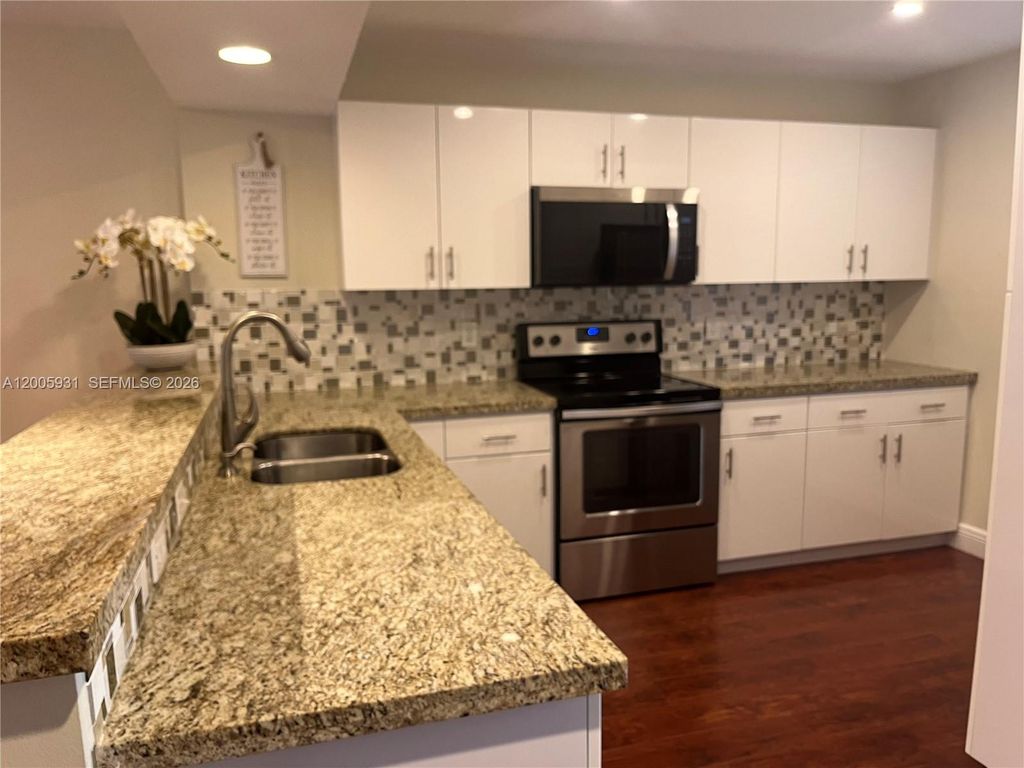 201 Lakeview Drive 204, Weston, FL 33326