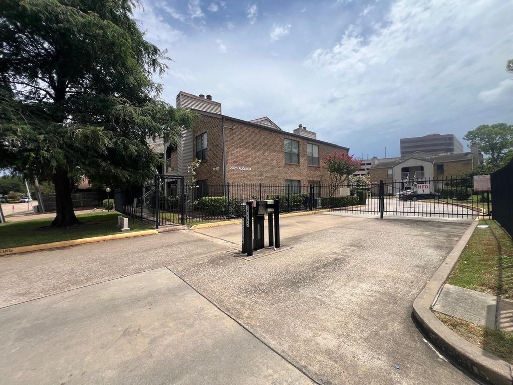 2025 Augusta Drive 807, Houston, TX 77057