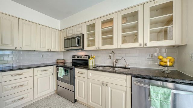 2761 HORSESHOE COURT Q4, Sarasota, FL 34235