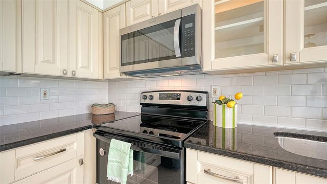 2761 HORSESHOE COURT Q4, Sarasota, FL 34235