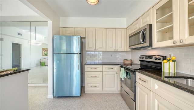 2761 HORSESHOE COURT Q4, Sarasota, FL 34235
