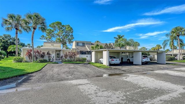 2761 HORSESHOE COURT Q4, Sarasota, FL 34235