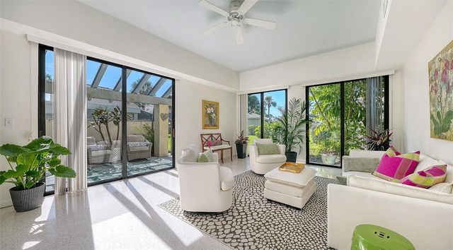2761 HORSESHOE COURT Q4, Sarasota, FL 34235