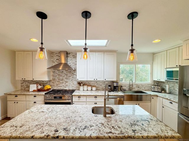 3044 Meadow Grove Dr, San Diego, CA 92110