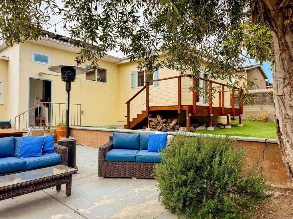 3044 Meadow Grove Dr, San Diego, CA 92110