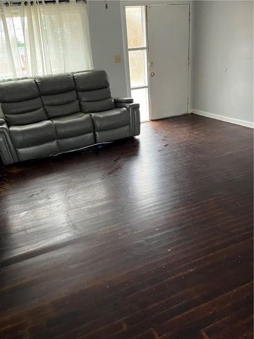 6 Gwynn CIR, Newport News, VA 23602