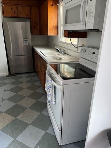 6 Gwynn CIR, Newport News, VA 23602