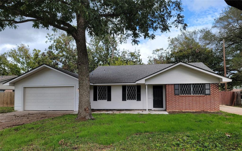 1211 Crestmont Street, Wharton, TX 77488